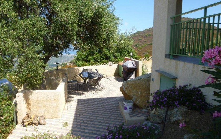 Location de vacances - Villa à Aregno - Terrasse extérieure et barbecue