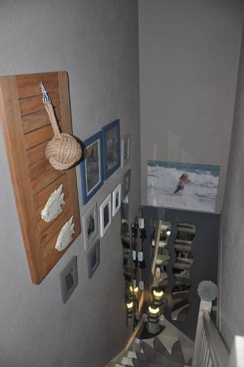Location de vacances - Maison - Villa à Portiragnes - escalier desservant les deux chambres et la salle de douche