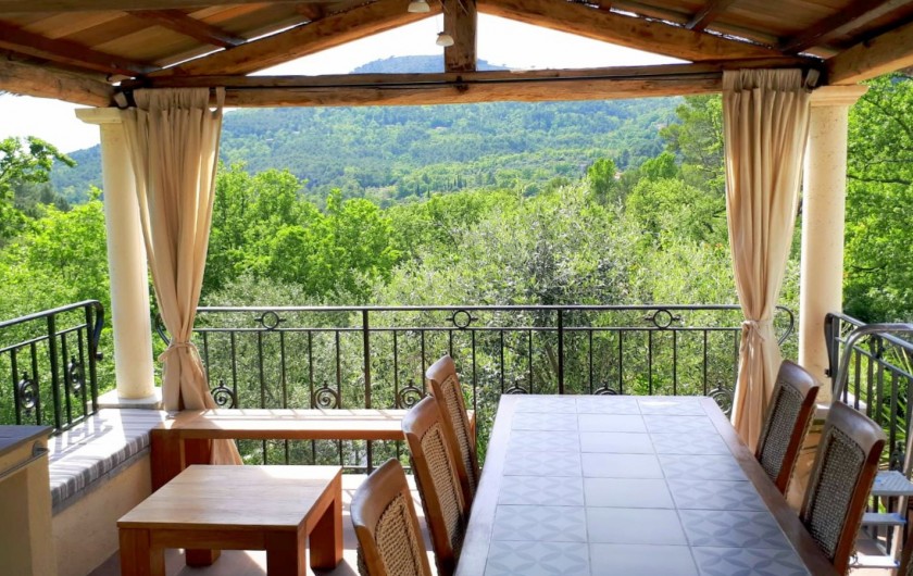 Location de vacances - Villa à Seillans - Le poolhouse et sa vue sur les collines