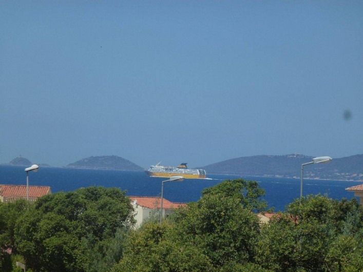 Location de vacances - Appartement à Porticcio - vue sur les iles sanguinaires depuis la terrasse