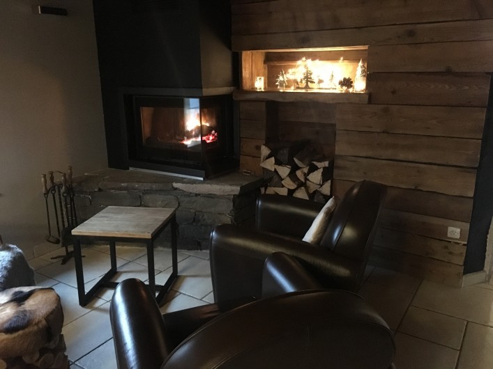 Location de vacances - Chalet à Ventron - Un salon avec sa cheminée à l'âtre.