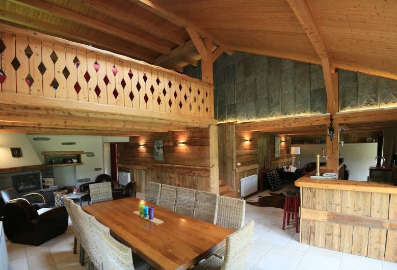 Location de vacances - Chalet à Ventron - La salle à manger avec son bar et ses salons.