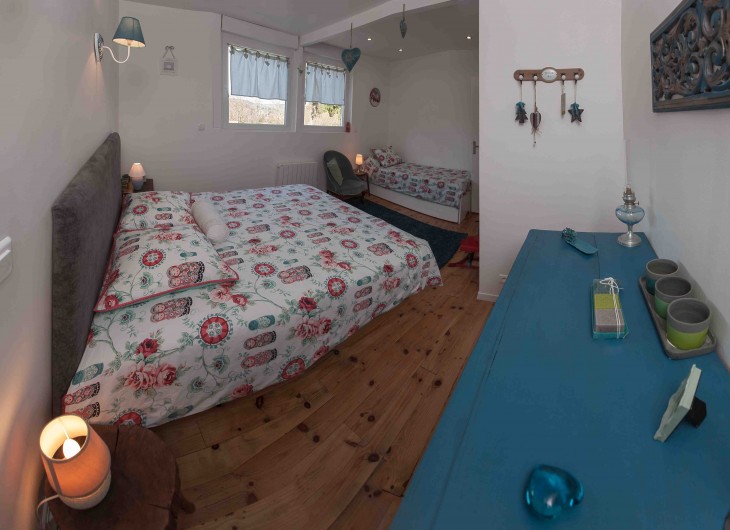 Location de vacances - Chalet à Raon-l'Étape - chambre bleue  1 lit de 160 cm et 2 lits de 90 cm