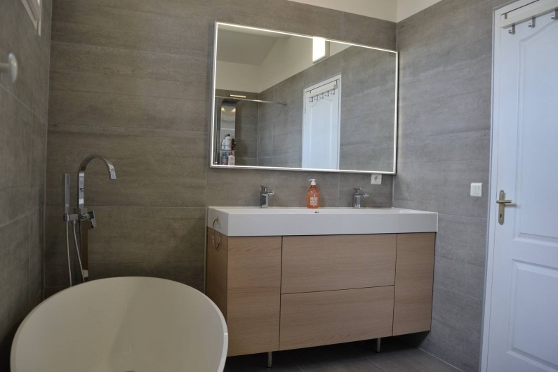 Location de vacances - Villa à Aix-en-Provence - Salle De Bain de 8 m2 au 1er étage avec baignoire ilot +meuble vasque de 120cm