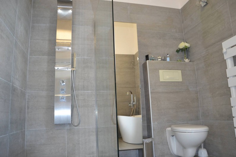 Location de vacances - Villa à Aix-en-Provence - Autre vue de la SDB au 1er étage avec douche italienne+WC+placard miroir
