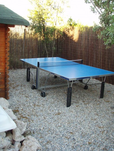 Location de vacances - Villa à Aix-en-Provence - Coin tennis de table avec éclairage pour des parties nocturnes...