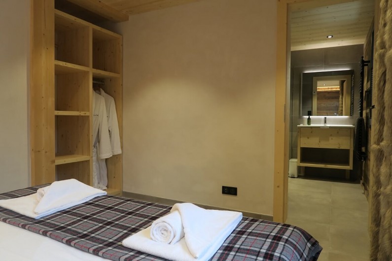 Location de vacances - Appartement à Les Gets - Chambre 1  Lit double , penderie et salle de douche avec toilette