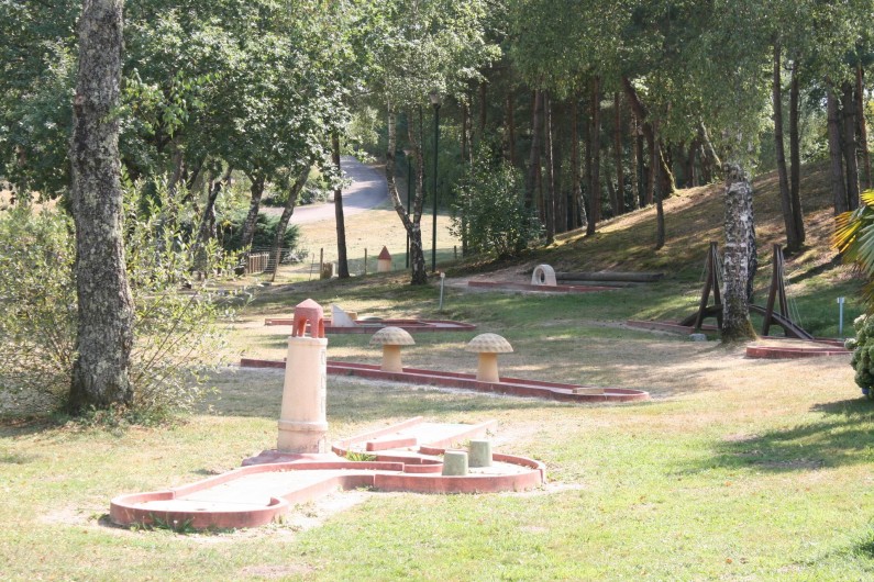 Location de vacances - Bungalow - Mobilhome à Beynat - Mini-golf du camping, pour des moments de rigolades en famille ou entre amis.