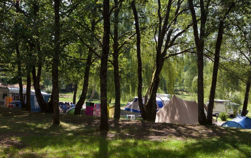 Location de vacances - Bungalow - Mobilhome à Beynat - Emplacements de camping ombragés et spacieux.