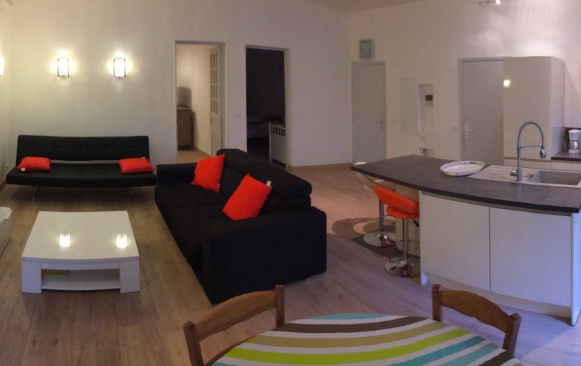 Location de vacances - Appartement à Marseille - Salon avec un canapé lit et un clic clac
