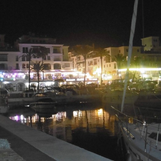 Location de vacances - Appartement à Marina de Casares - Puerto de la Duquesa "by night"