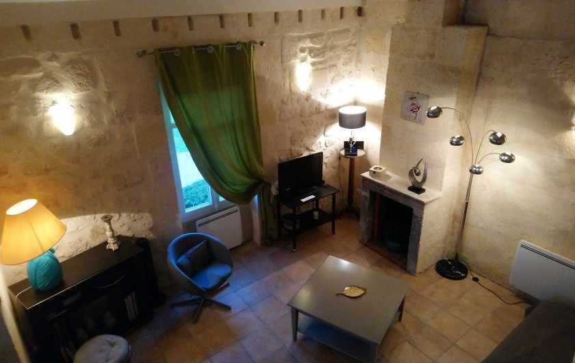 Location de vacances - Gîte à Bourg sur Gironde - Vue d'ensemble du salon depuis l'étage