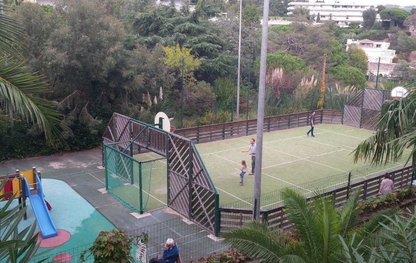 Location de vacances - Appartement à Cannes - Terrain multi-sport. (à côté, non visible, le terrain de tennis).