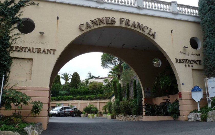 Location de vacances - Appartement à Cannes - ...Voilà vous êtes arrivez. Au fond à droite le parking couvert sécurisé