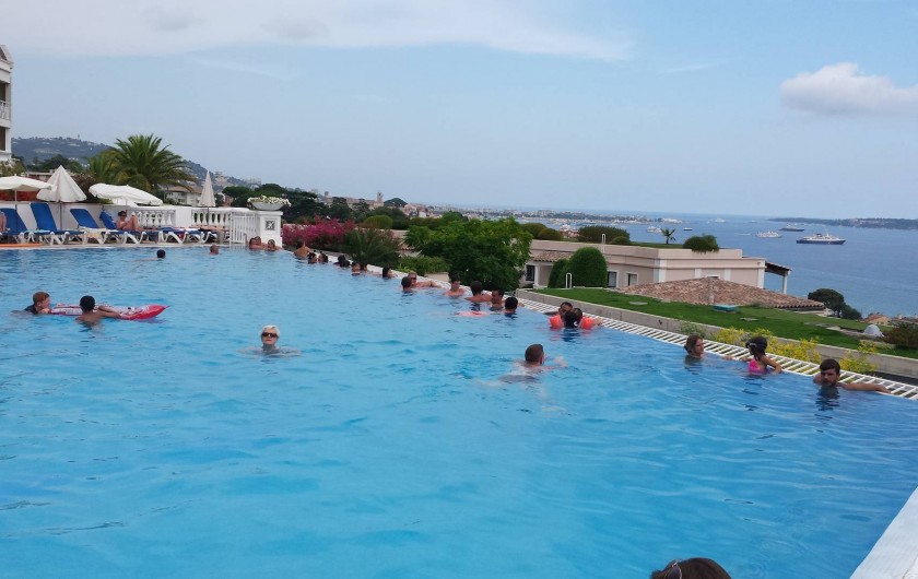 Location de vacances - Appartement à Cannes - ...piscine côté vue mer...