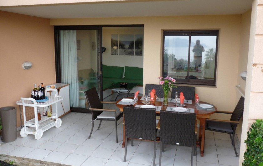 Location de vacances - Appartement à Cannes - La terrasse pouvant accueillir 8 personnes.