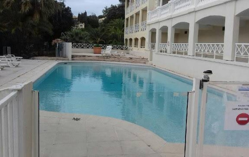 Location de vacances - Appartement à Cannes - ...La 2ème piscine à 25m de l'appartement.