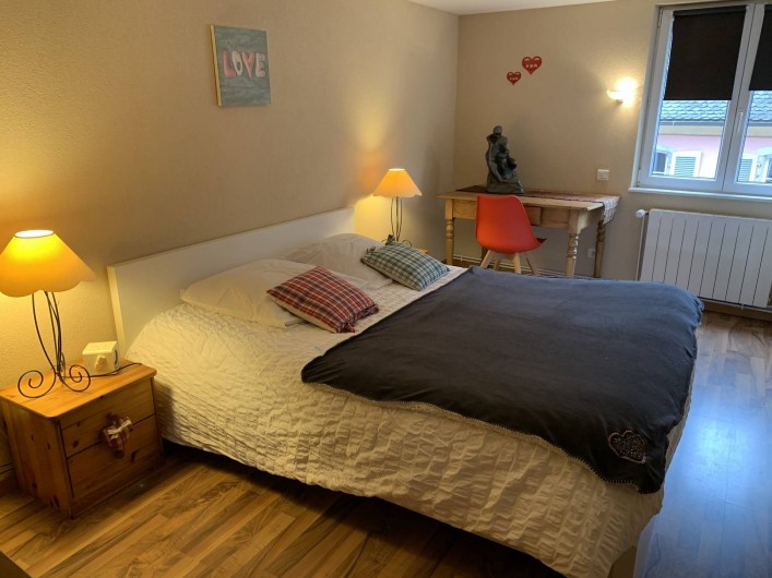 Location de vacances - Appartement à Eguisheim - la chambre avec un grand lit 2 personnes