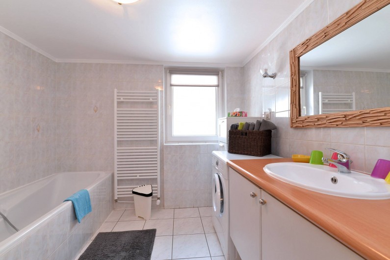 Location de vacances - Appartement à Eguisheim - dans la salle de bain il y a une baignoire et une douche