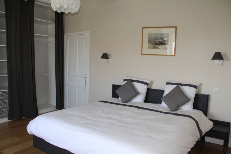 Location de vacances - Villa à Primelin - Grande chambre de 16m² avec un lit double extra large 180x200.