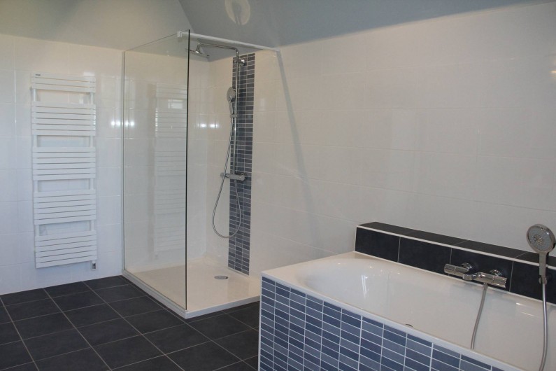 Location de vacances - Villa à Primelin - Grande salle de bain avec douche (120x90), baignoire et double vasque.