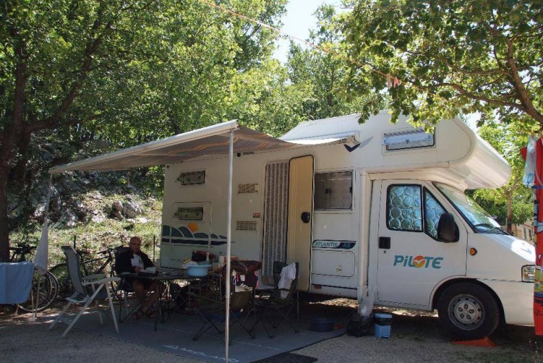 Location de vacances - Camping à Bauduen - Emplacement tente caravane ou camping car