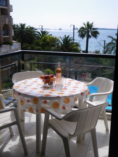 Location de vacances - Appartement à Cannes la Bocca - pour déjeuner sur votre terrasse