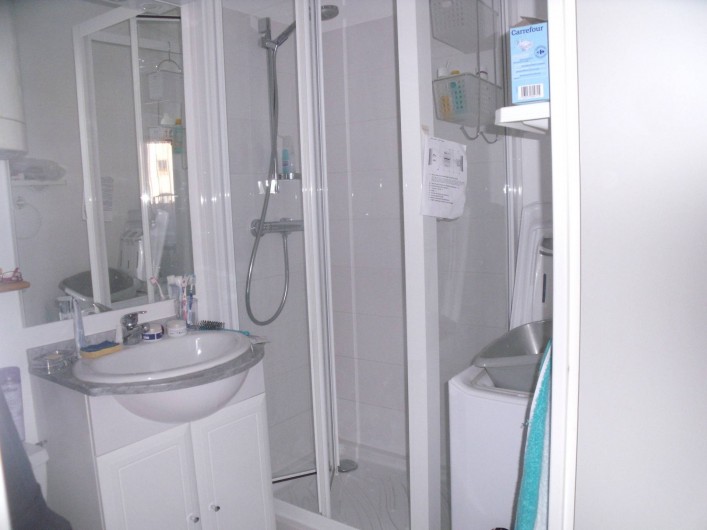Location de vacances - Appartement à Bormes-les-Mimosas - salle d'eau avec lave linge