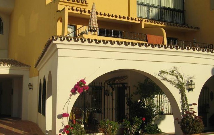Location de vacances - Appartement à Urbanización Cabopino - Vue au départ de la petite cour intérieure, calme et fleurie