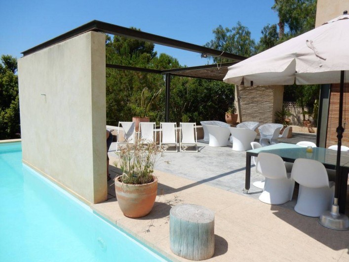 Location de vacances - Villa à Busot - Terrasse avec meuble contemporain