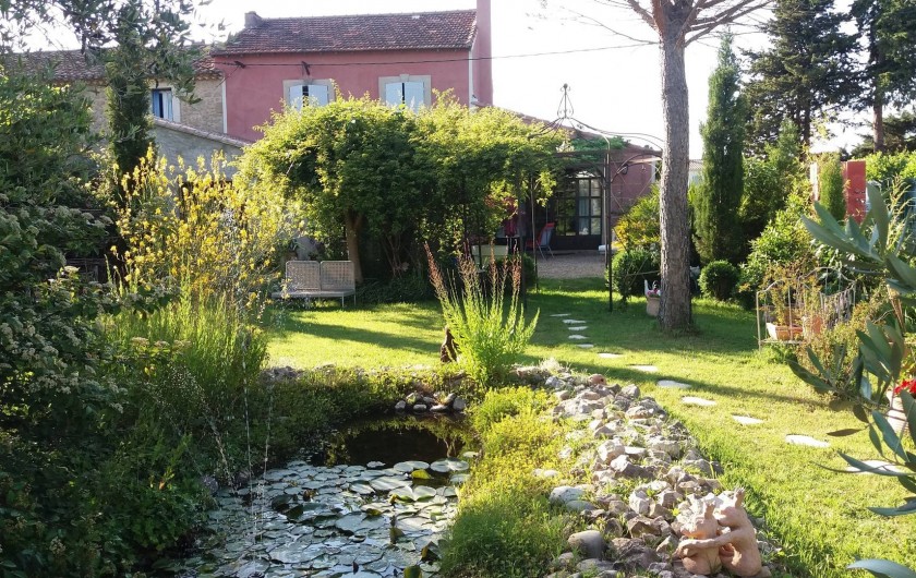 Location de vacances - Maison - Villa à Cheval-Blanc - maison et jardin vue du parking