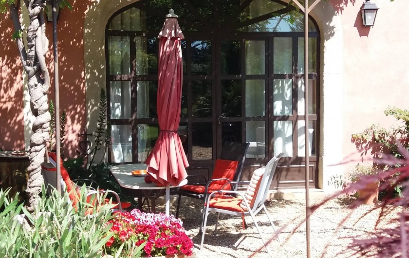 Location de vacances - Maison - Villa à Cheval-Blanc - Petit déjeuner sous la pergola ombragée par la gl ycine avec le soleil levant