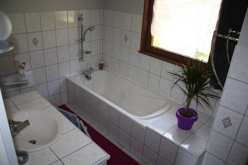 Location de vacances - Gîte à Cleurie - Salle de bain a l'étage  avec baignoire, wc, et vue sur la montagne.