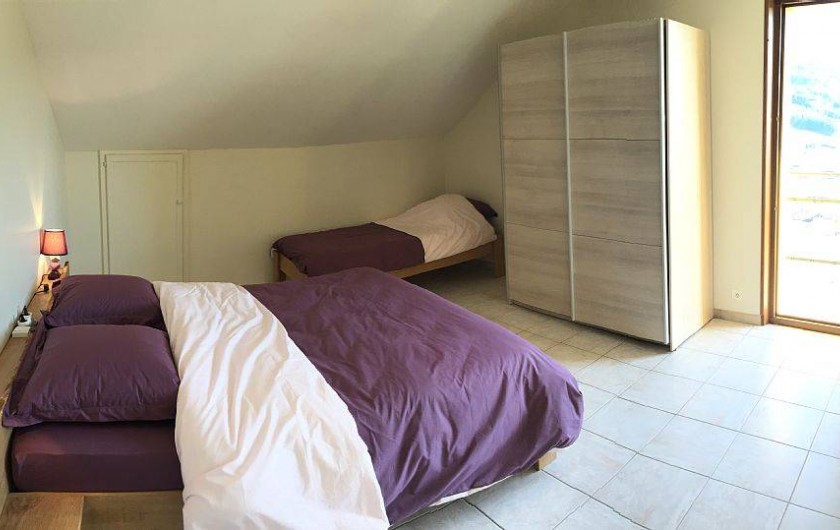 Location de vacances - Gîte à Cleurie - Chambre Myrtilles, avec un couchage 160x200 et un lit 90x190, avec accès balcon