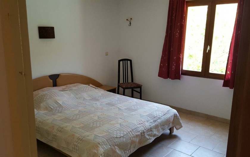 Location de vacances - Villa à Vins-sur-Caramy - Chambre 1 - RDC - SDB privée 1 lit double - 2 personnes