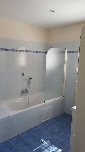 Location de vacances - Villa à Vins-sur-Caramy - Salle-de-bain RDC  Baignoire/douche et double évier
