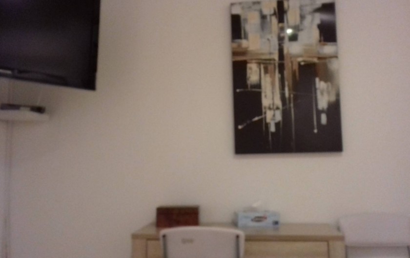 Location de vacances - Appartement à Porto-Vecchio - Télévision, table de bureau, chaises dans la chambre à coucher