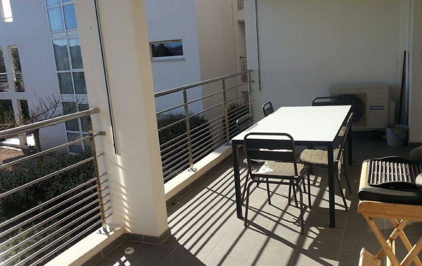 Location de vacances - Appartement à Porto-Vecchio - Terrasse avec barbecue, table et chaises