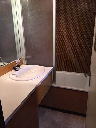Location de vacances - Appartement à Taninges - Salle de bain avec baignoire