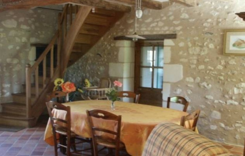 Location de vacances - Gîte à Paulmy - Séjour ,espace repas avec porte d'entrée par la terrasse côté sud   fenêtre nord