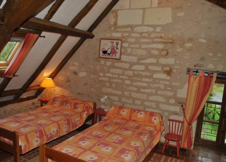 Location de vacances - Gîte à Paulmy - A l'étage, chambre avec 3 lits de 90 cm , fenêtre côte ouest, 1 velux.