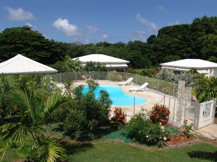 Location de vacances - Bungalow - Mobilhome à Le François - Les bungalows autour de leur piscine et du jacuzzi.
