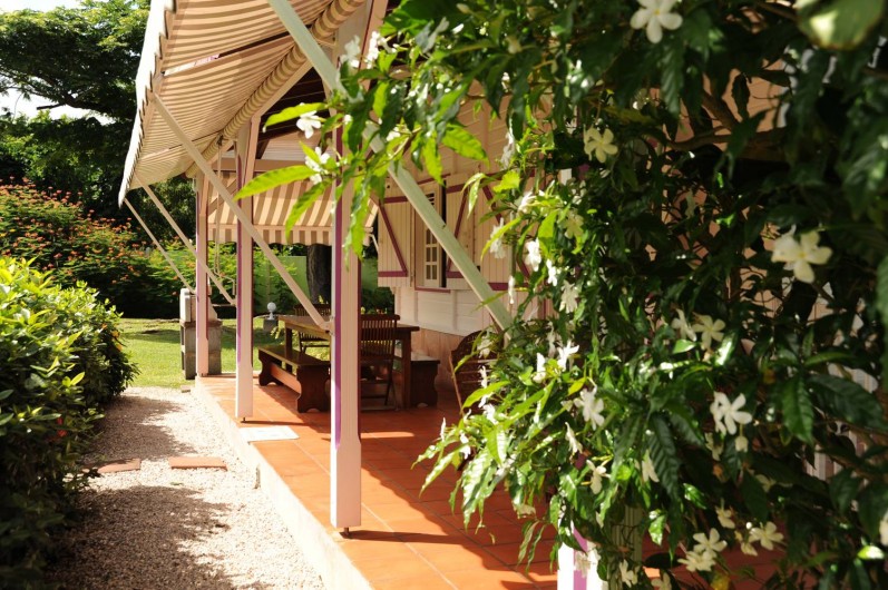 Location de vacances - Bungalow - Mobilhome à Le François - les bungalows sont situés dans un environnement fleuri et arboré.