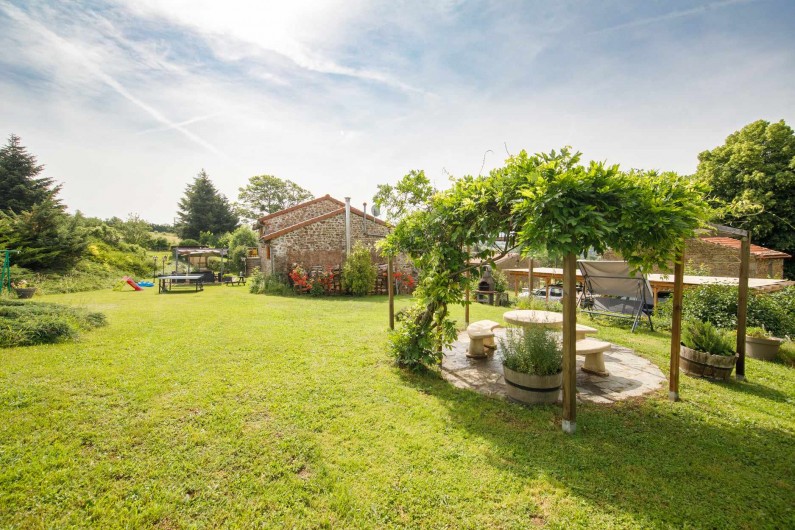 Location de vacances - Chambre d'hôtes à Vernet-la-Varenne - tonnelle et barbecue