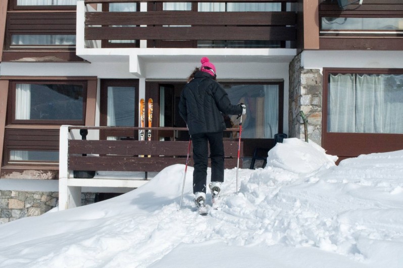 Location de vacances - Appartement à Le Lavachet - L'arrivée à l'appartement.skis aux pieds ,sur la terrasse....