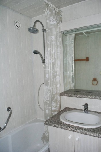 Location de vacances - Appartement à Le Lavachet - Salle de bain avec douche sur baignoire. Le wc est indépendant.