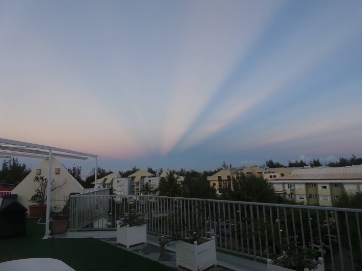Location de vacances - Appartement à Saint-Paul - Lever de soleil sur la terrasse, de drôles de lueurs sur l'horizon
