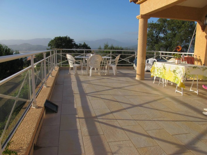 Location de vacances - Villa à Pietrosella - grande terrasse vue montagne et merentree haute
