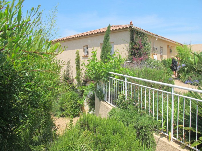 Location de vacances - Villa à Pietrosella - descente vers le jardin inf et placette avec four corse