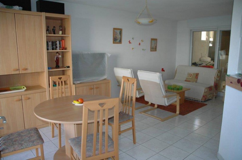 Location de vacances - Appartement à Canet-en-Roussillon - séjour pour 8 personnes et salon avec canapé ,tv grand écran,lecteur dvd